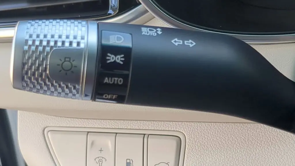 2025 Genesis G70 2.5T Standard