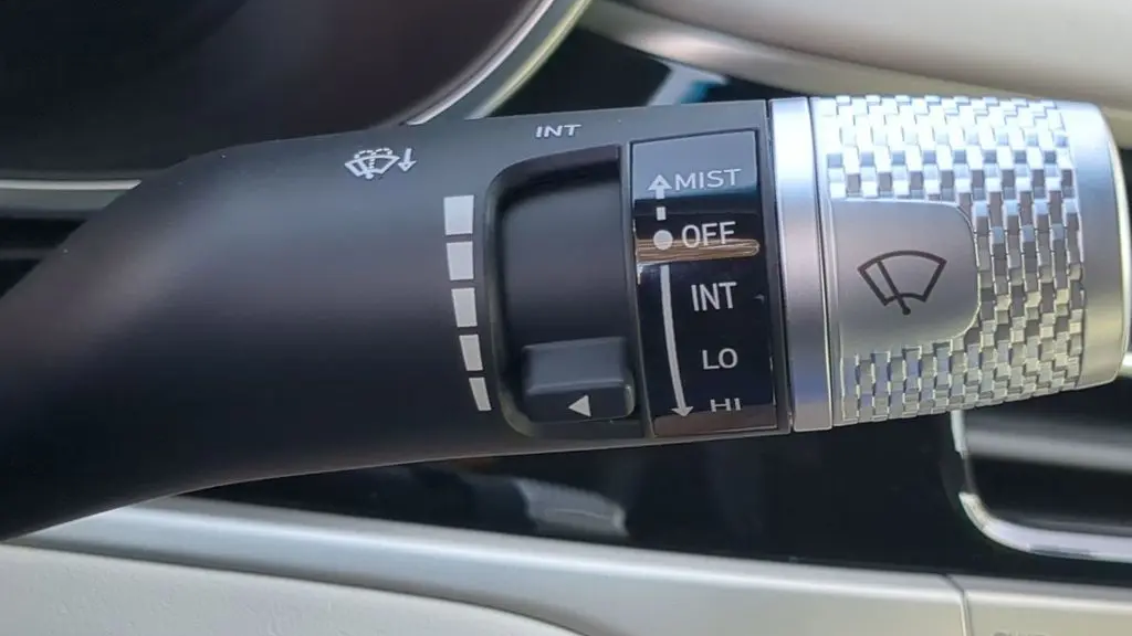 2025 Genesis G70 2.5T Standard