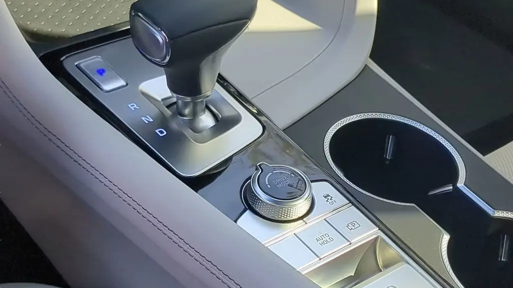 2025 Genesis G70 2.5T Standard