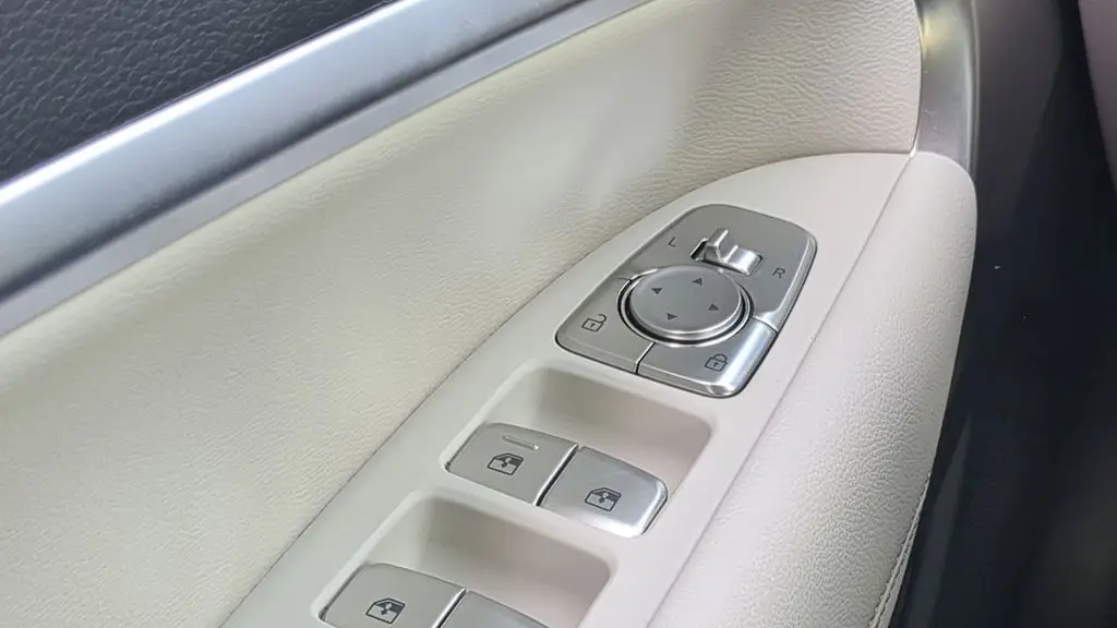 2025 Genesis G70 2.5T Standard