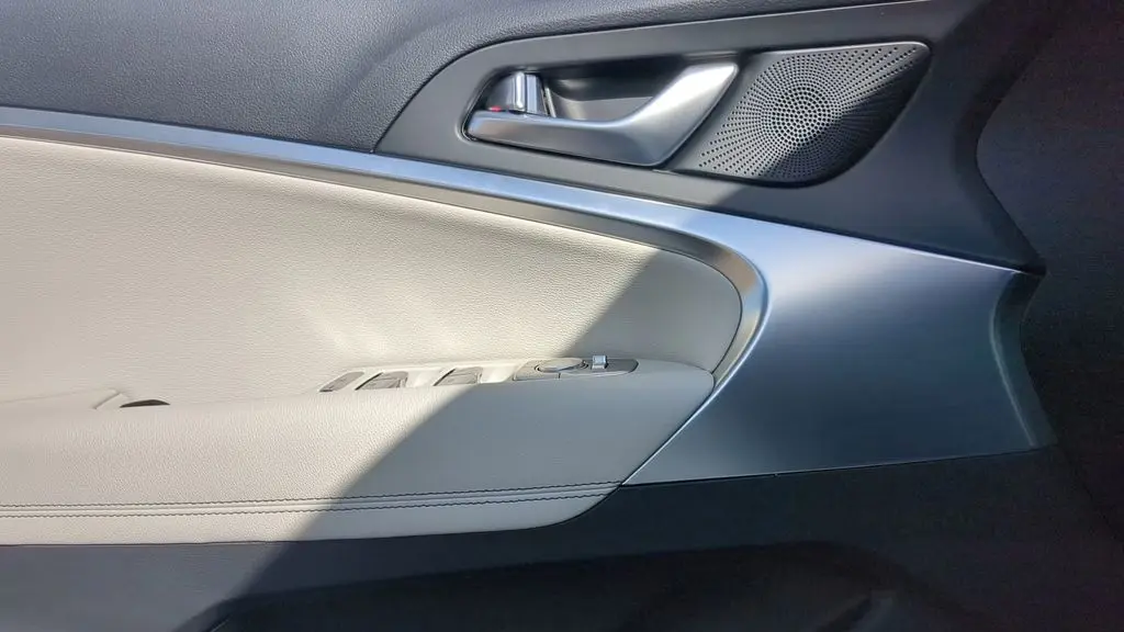 2025 Genesis G70 2.5T Standard