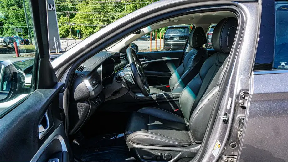 2025 Genesis G70 2.5T Standard