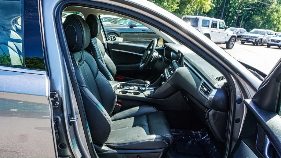 2025 Genesis G70 2.5T Standard