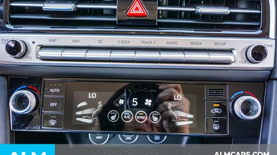 2025 Genesis G70 2.5T Standard