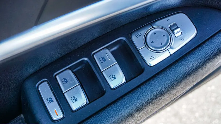 2025 Genesis G70 2.5T Standard