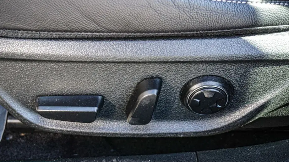 2025 Genesis G70 2.5T Standard