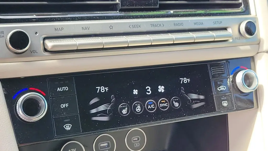 2025 Genesis G70 2.5T Standard