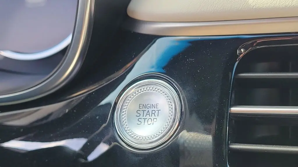 2025 Genesis G70 2.5T Standard