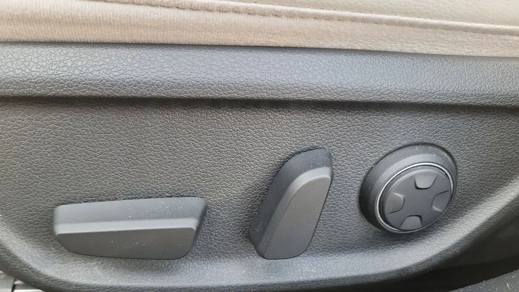 2025 Genesis G70 2.5T Standard