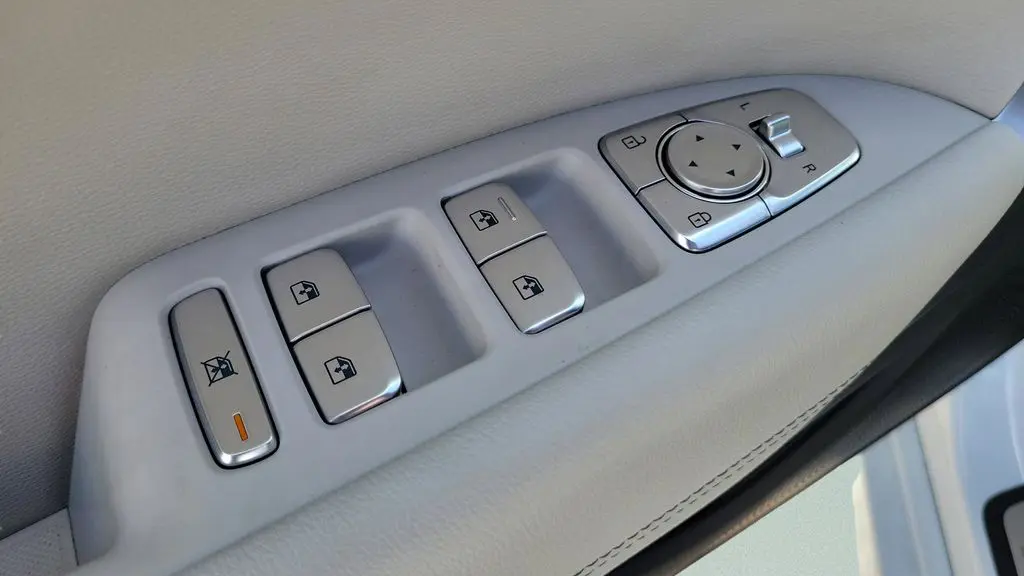 2025 Genesis G70 2.5T Standard