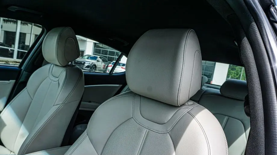 2025 Genesis G70 2.5T Standard