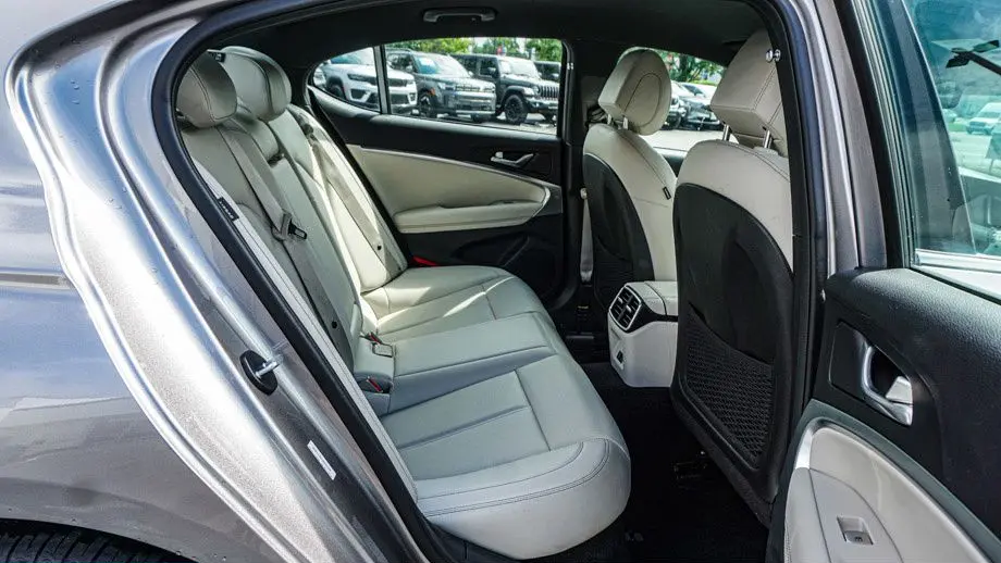 2025 Genesis G70 2.5T Standard