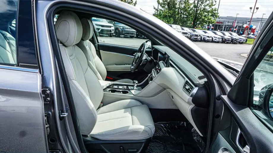 2025 Genesis G70 2.5T Standard