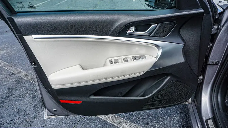 2025 Genesis G70 2.5T Standard