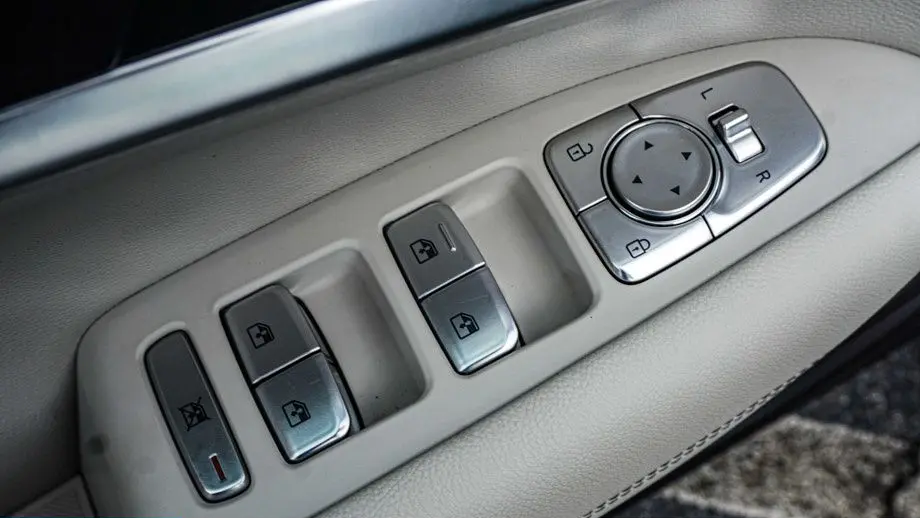 2025 Genesis G70 2.5T Standard