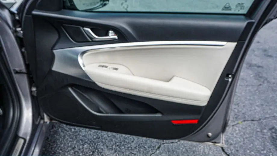 2025 Genesis G70 2.5T Standard
