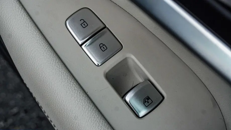 2025 Genesis G70 2.5T Standard