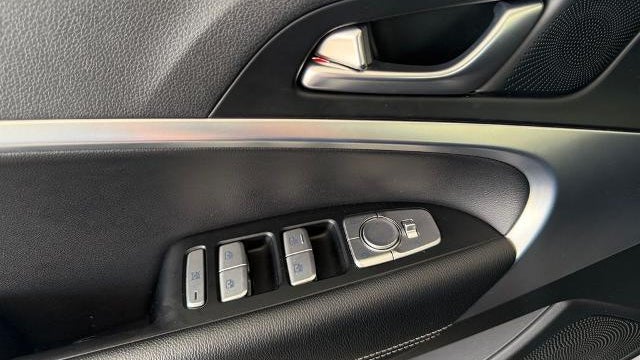 2025 Genesis G70 2.5T Standard