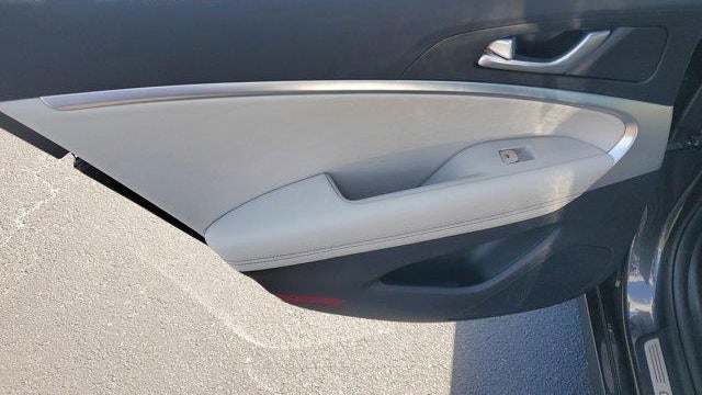 2025 Genesis G70 2.5T Standard