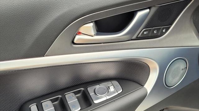 2025 Genesis G70 2.5T Standard