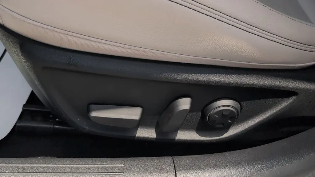 2025 Genesis G70 2.5T Standard