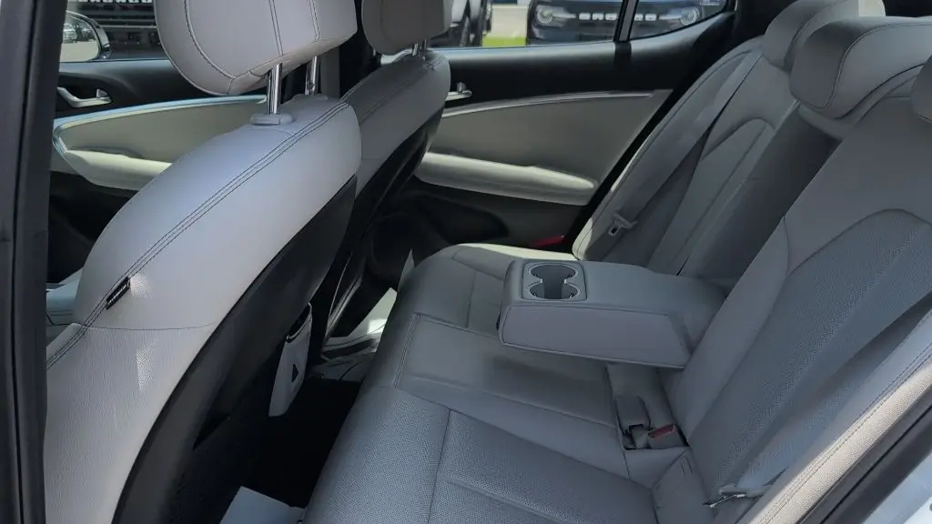 2025 Genesis G70 2.5T Standard