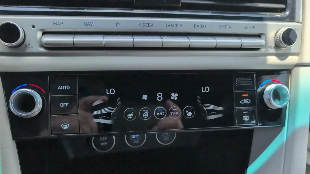 2025 Genesis G70 2.5T Standard