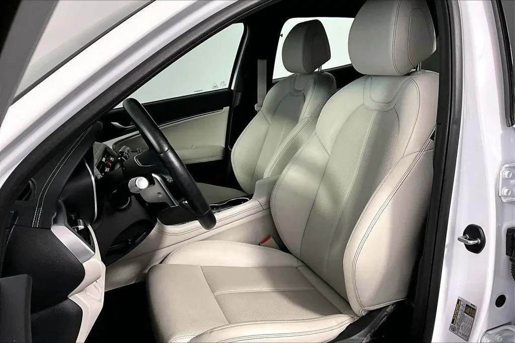 2025 Genesis G70 - $33,241