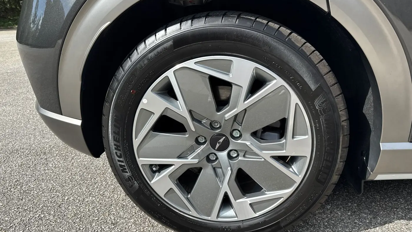 2025 Genesis GV60 Standard