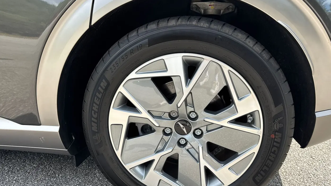 2025 Genesis GV60 Standard