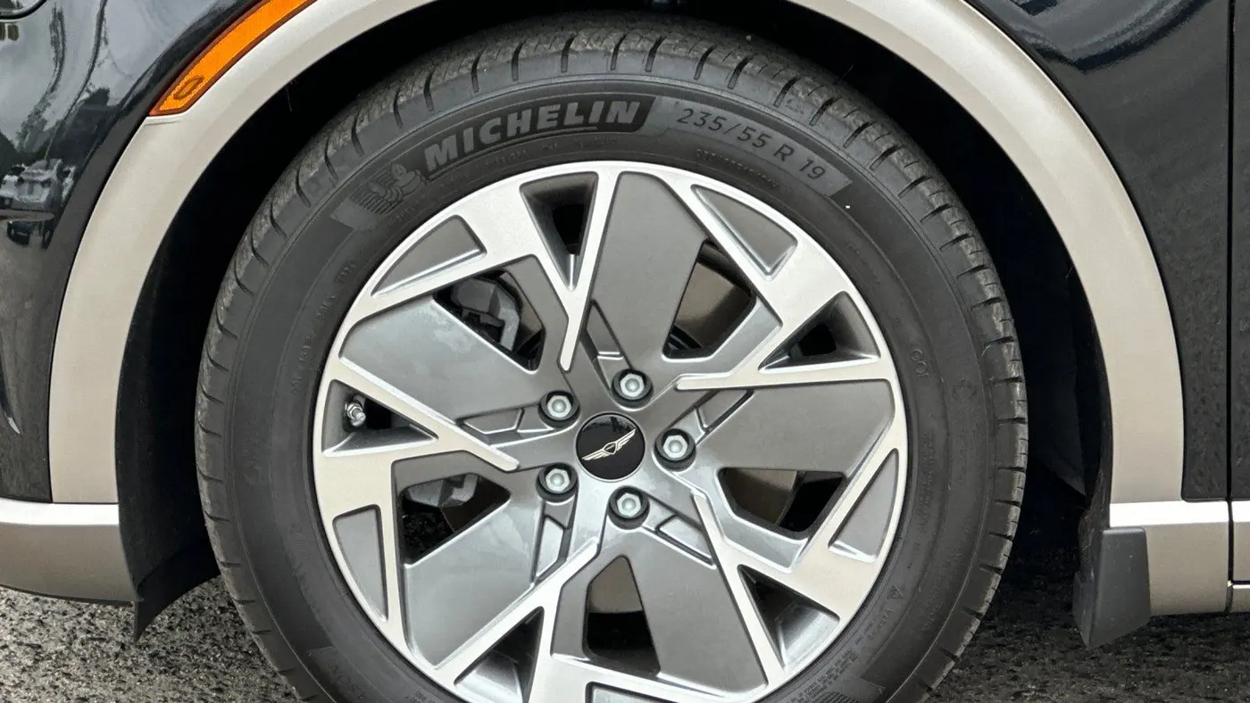 2025 Genesis GV60 Standard