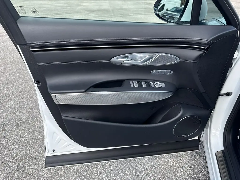 2023 Genesis Gv70 - $36,900