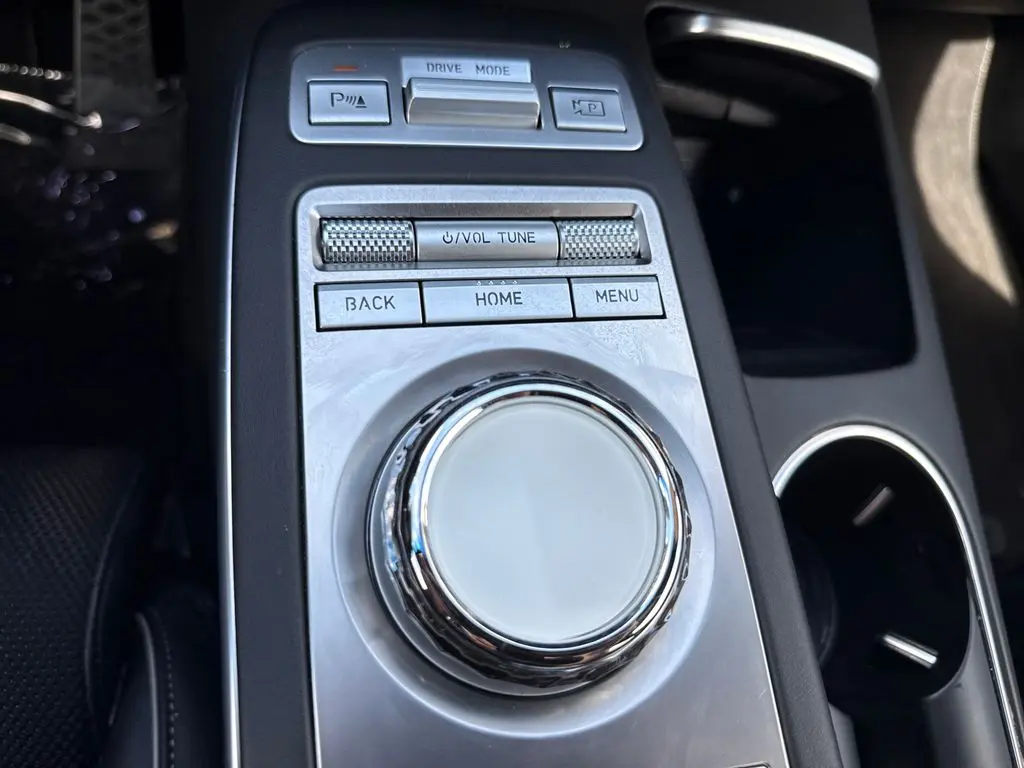 2023 Genesis Gv70 - $36,900