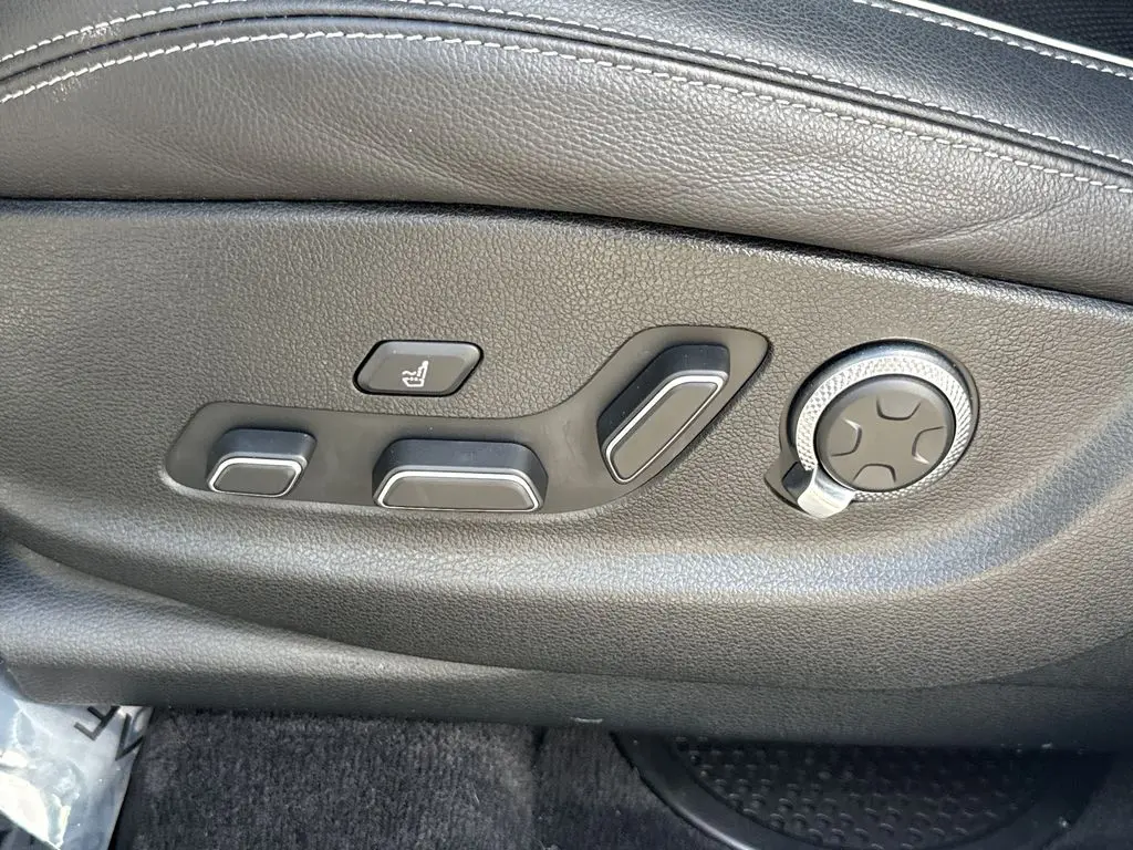 2023 Genesis Gv70 - $36,900