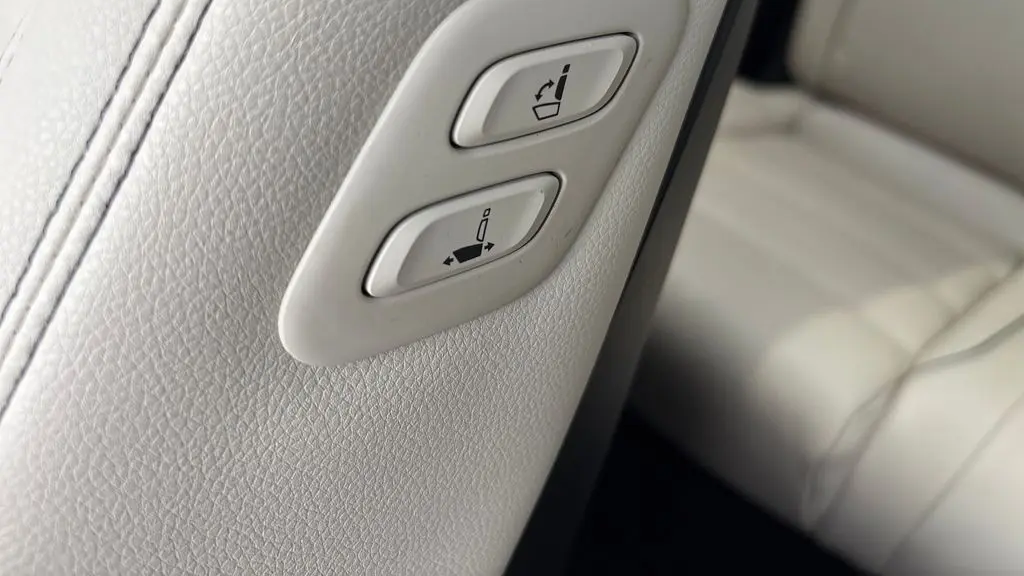 2023 Genesis GV70 2.5T Standard