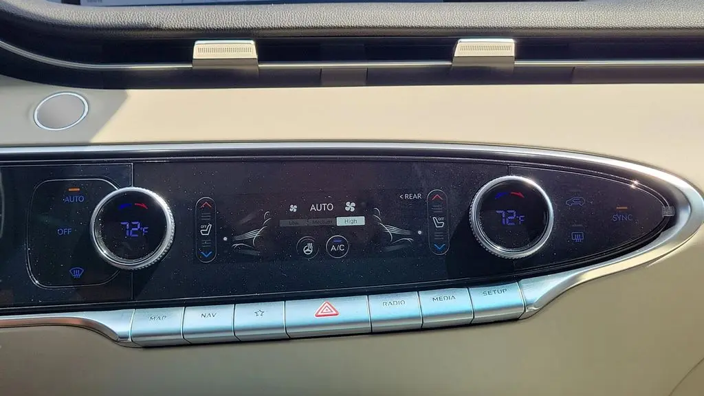 2023 Genesis GV70 2.5T Standard