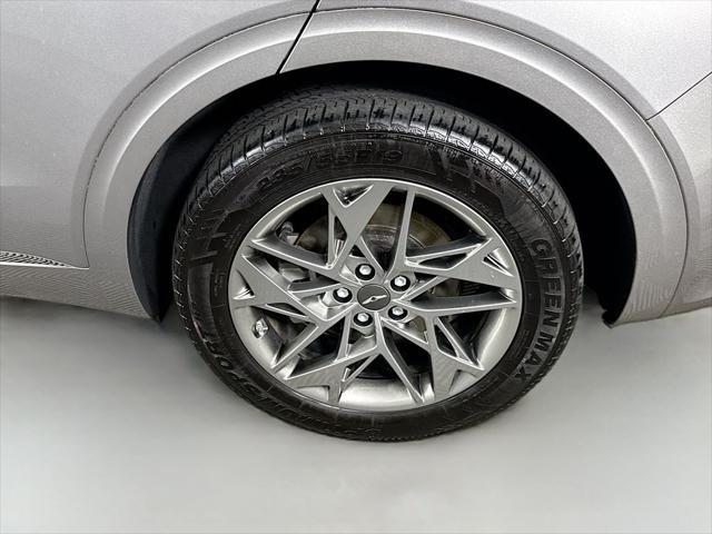 2022 Genesis Gv70 - $37,956