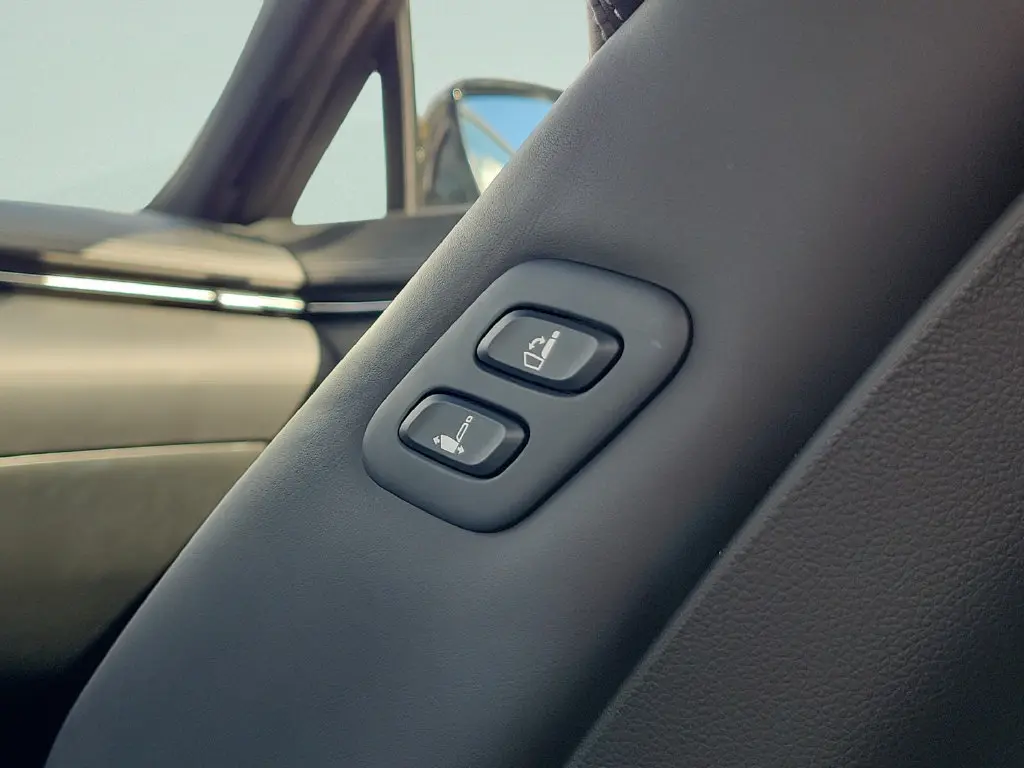 2023 Genesis Gv70 - $36,399