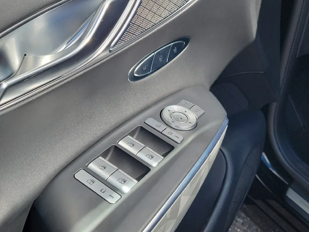 2023 Genesis Gv70 - $36,399