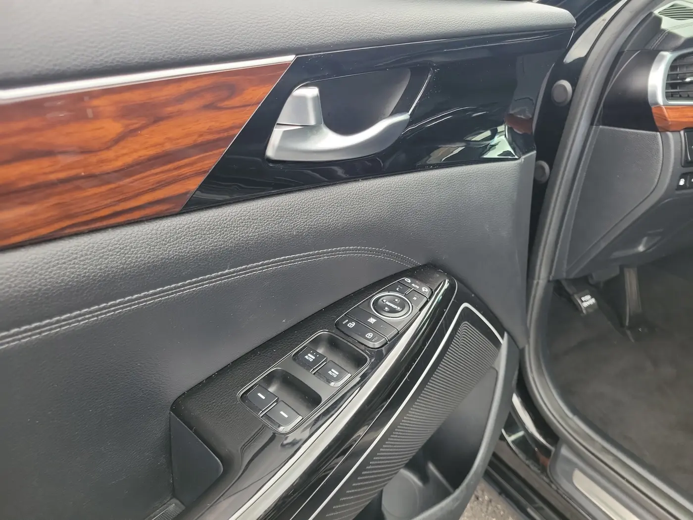 2019 Kia Cadenza - $14,988