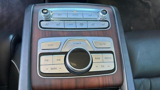 2019 Kia K900 Luxury