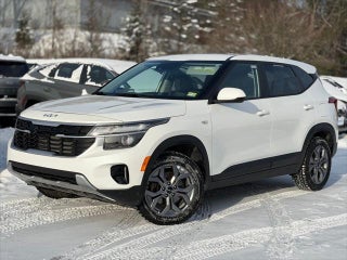 2025 Kia Seltos with Snow White Pearl Exterior
