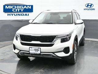 2022 Kia Seltos with Snow White Pearl Exterior