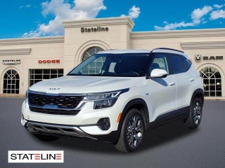 2022 Kia Seltos with Snow White Pearl Exterior