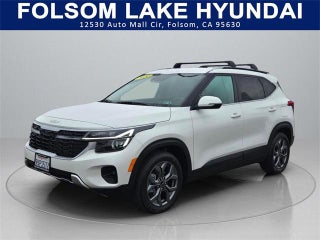 2024 Kia Seltos with Snow White Pearl Exterior
