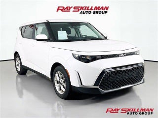 2023 Kia Soul with Snow White Pearl Exterior