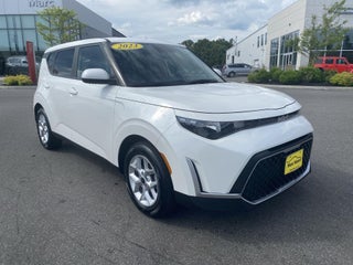 2023 Kia Soul with Snow White Pearl Exterior