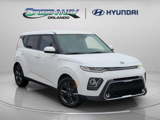 2020 Kia Soul with Snow White Pearl Exterior