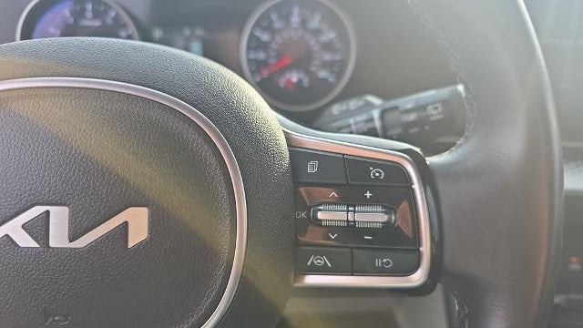 2023 Kia Carnival LX