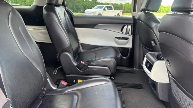 2023 Kia Carnival LX
